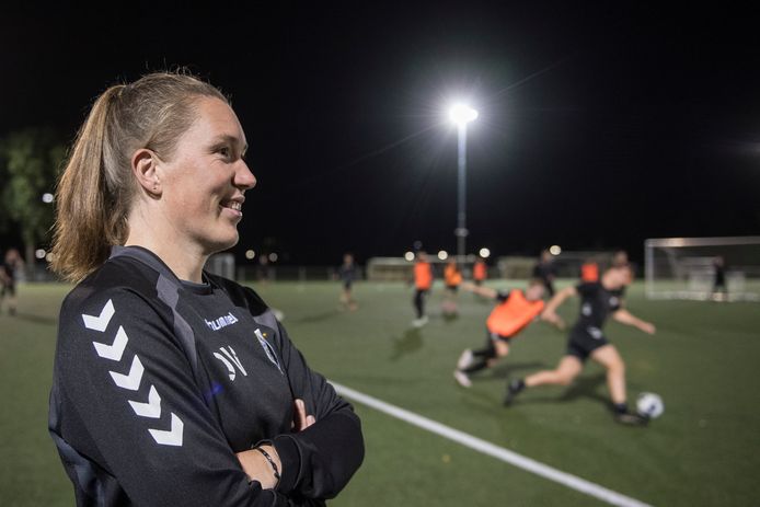 Danielle Vermeulen is sinds dit seizoen assistent-trainer bij het eerste elftal van Theole.