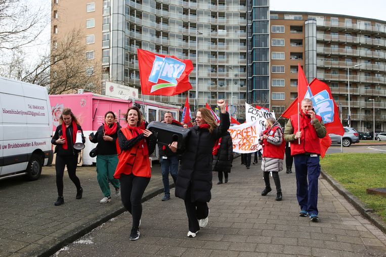 Zorgpersoneel protesteert bij het BovenIJ Ziekenhuis. Beeld Hannah Bults
