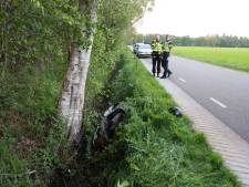 Scooterrijder (44) belandt in de sloot bij Ommen: vermoedelijk onder invloed