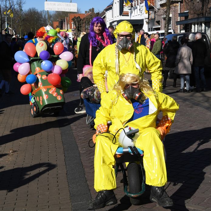 In Dringersgat, Gilze, was het weer tijd voor het Wijvensjouwen. Dit jaar de start in de Nieuwstraat met 30 volwassen koppels en voor de eerste keer 8 jeugd deelnemers. Dit fenomeen in Gilze bestaat al vanaf 1965 en eigenlijk heeft alleen Corona voor 2 jaar stilte gezorgd. Vanwege het ontbreken van de optocht was het dit jaar op zondag ipv op dinsdag. Desinfectieteam in actie.