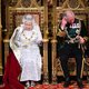 Geplaagde Britse koningin leest ‘politiek fabeltje’ voor