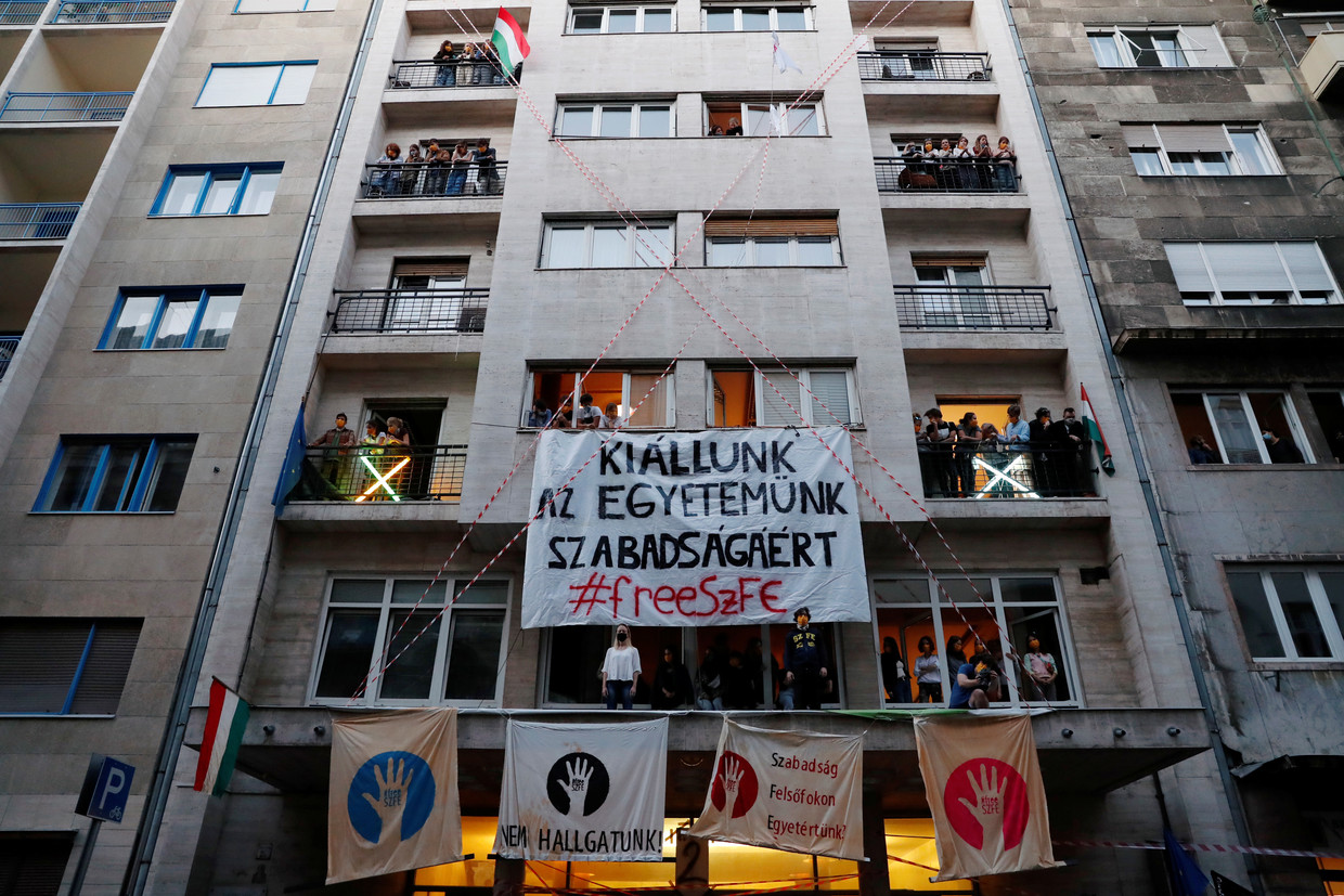 Studenten bezetten de SzFE, een universiteit voor theater-en filmwetenschappen in Boedapest, Hongarije, uit protest tegen de privatisering van hun onderwijsinstelling.  Beeld Reuters