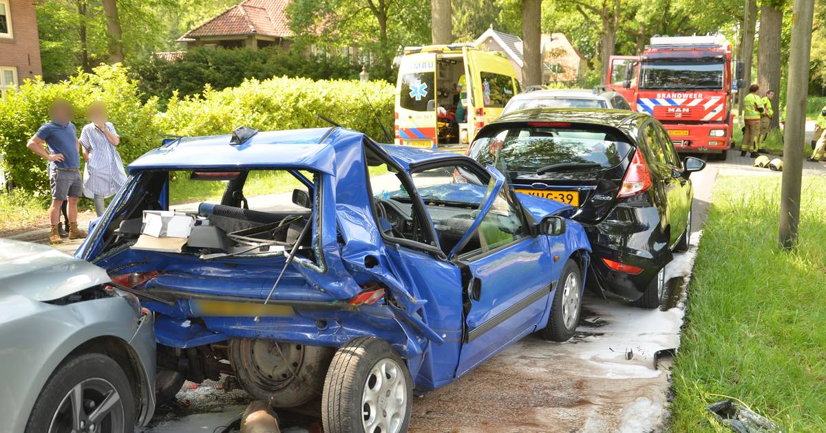 Kettingbotsing in een bescheiden straat in Eefde: gewond en auto’s in de kreukels.