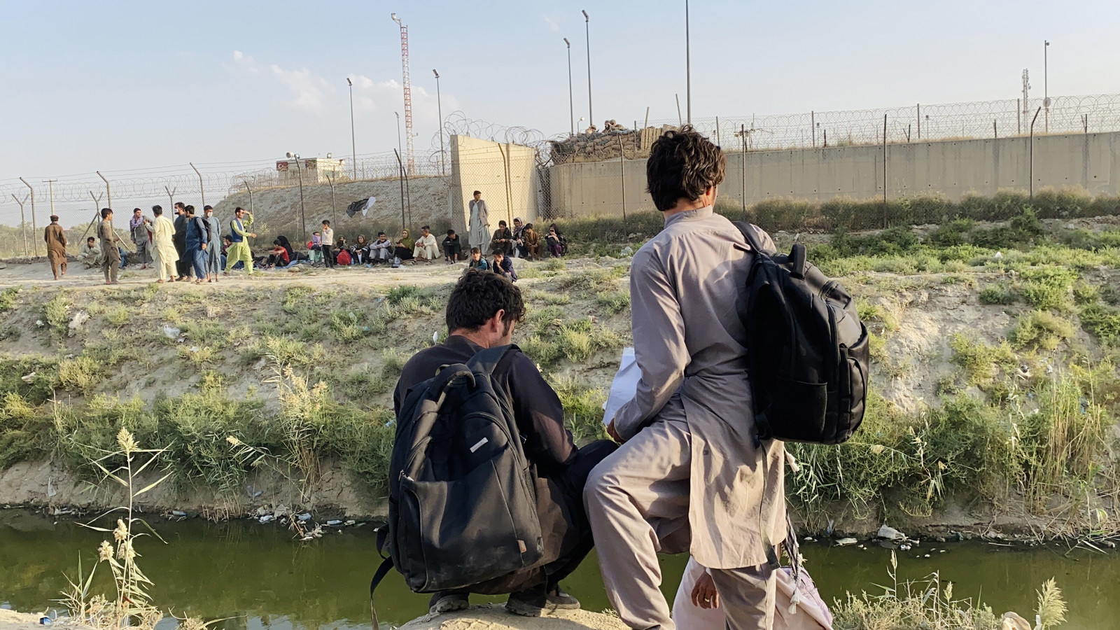 Des personnes tentent d'entrer dans l'aéroport international Hamid Karzai, pour fuir le pays, à Kaboul, en Afghanistan, le 23 août 2021.