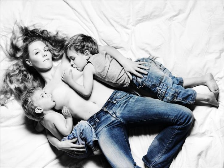 De Wijchense Kay Poelen met twee van haar kinderen aan de borst. Zij is een campagne begonnen om het langvoeden van kinderen te promoten. fotografie Henk van Kooten