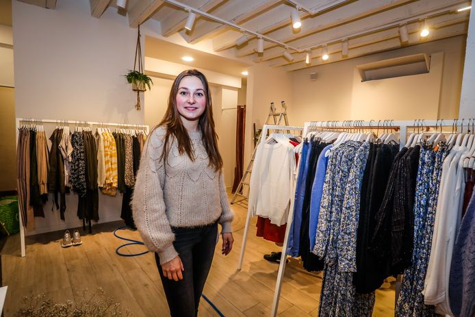 Opvoedster Emma 23 ziet in coronatijd meisjesdroom uitkomen een eigen kledingzaak in hartje Brugge Brugge hln.be