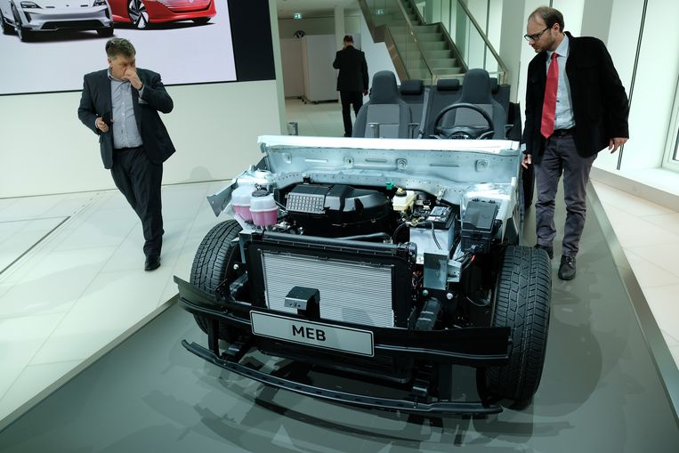 Het MEB-platform van Volkswagen, voor elektrische auto’s, tentoongesteld in het hoofdkantoor in Wolfsburg. Beeld Getty Images