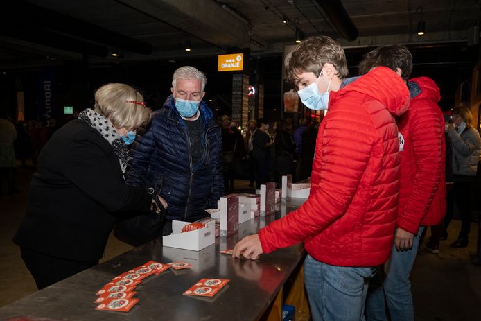 De fans van Rob de Nijs ontdekken de merchandise van Rode Neuzen Dag.