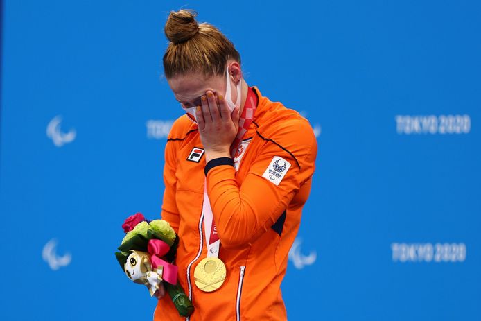 De Zwijndrechtse zwemster Chantalle Zijderveld is hevig geëmotioneerd nadat zij de gouden medaille omgehangen heeft gekregen. REUTERS