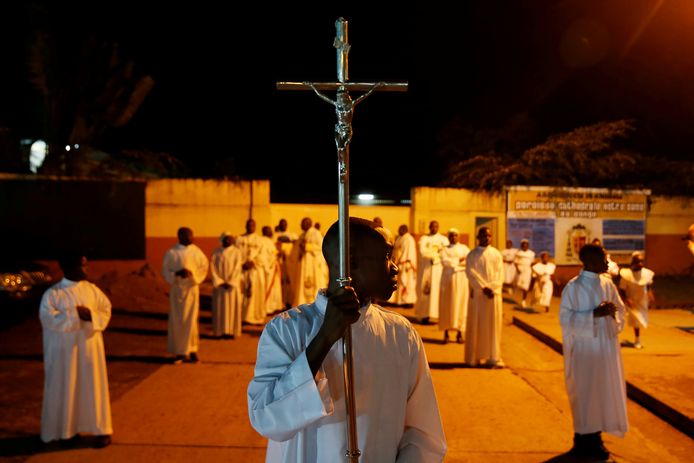 Een misdienaar met het kruis tijdens de kerstnachtdienst in de Notre Dame de Kinshasa in de Democratische Republiek Congo.