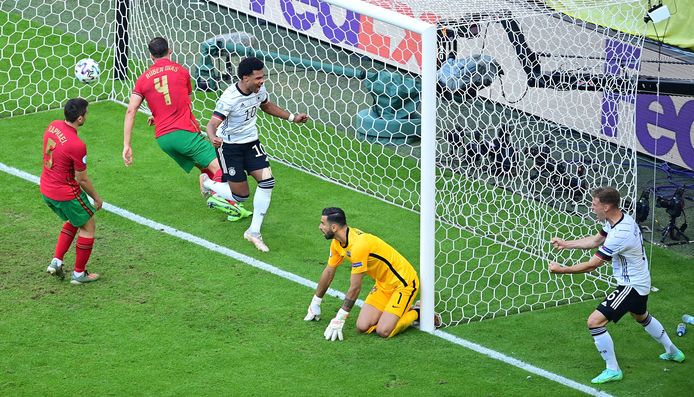 1-2: Raphael Guerreiro scoort een eigen doelpunt.