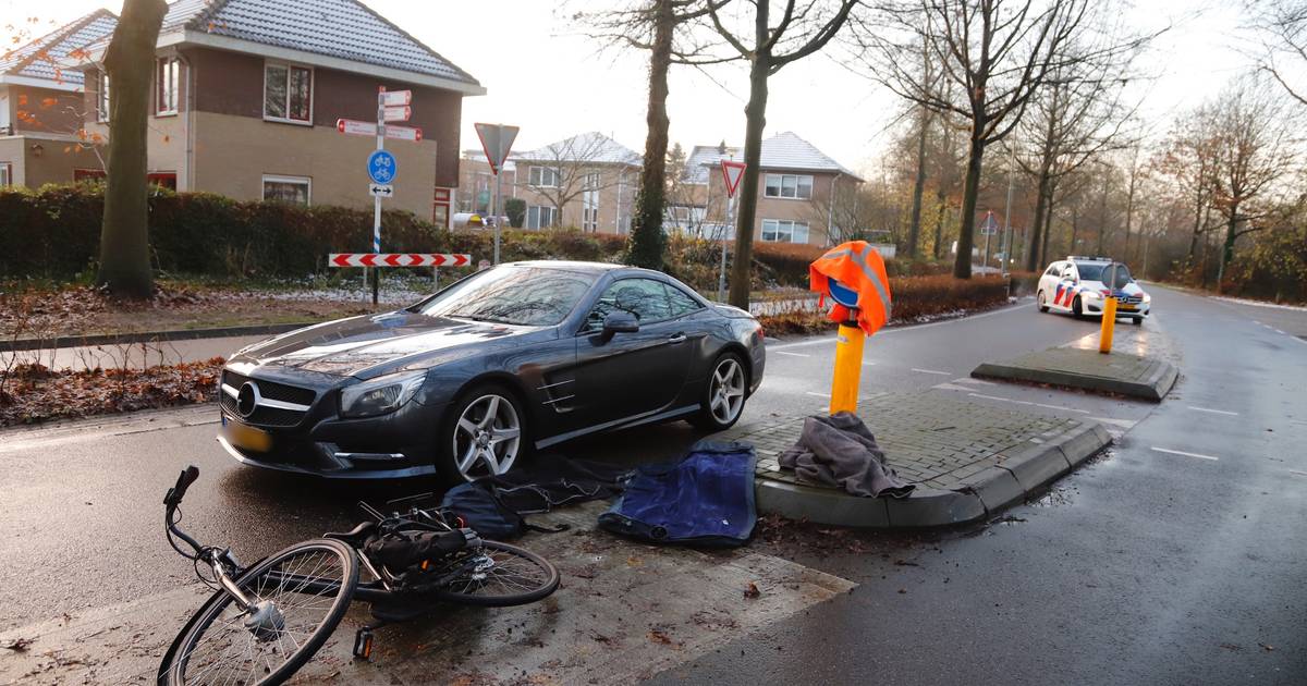 Fietsster aangereden door auto op oversteekplaats Burgemeester Kuntzelaan.