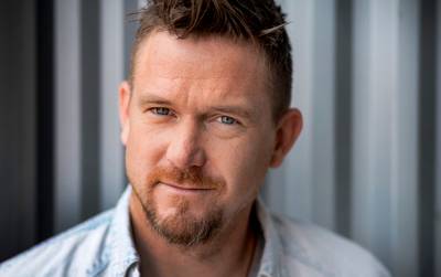 Johnny heeft het zwaar, Jan en dochter gaan voor dezelfde outfit