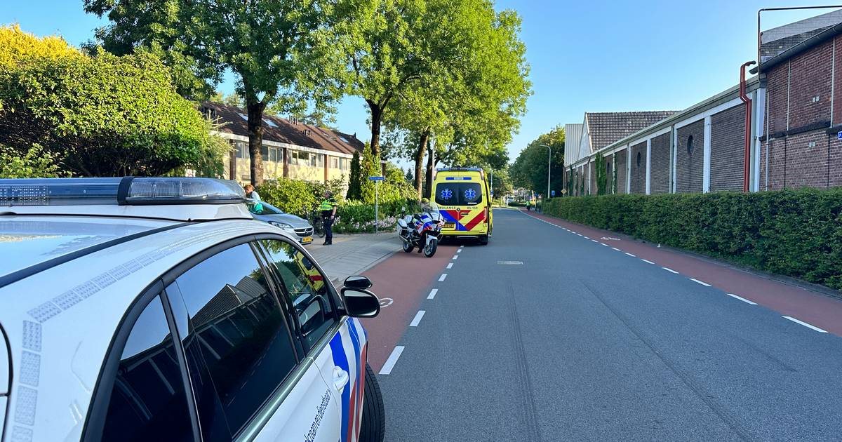 Twee fietsers gewond naar ziekenhuis na botsing op Nijverdalse kruising.