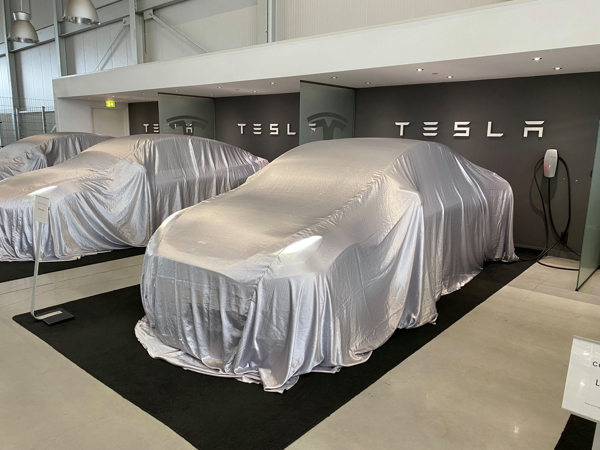 De eerste Nederlandse exemplaren van de Tesla Model Y staan klaar voor aflevering.