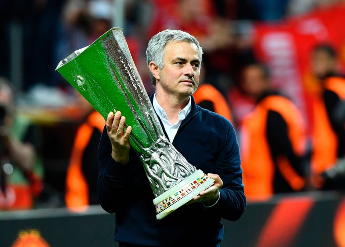 Prijzenpakker José Mourinho na de gewonnen UEFA Cup-finale tegen Ajax.
