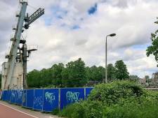 Omwonenden boos over ‘aartslelijke’ hekken rond oude kraan langs Merwedekanaal in Utrecht