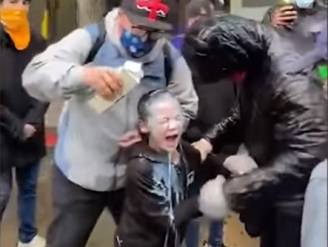 Agent in Seattle spuit pepperspray op groepje vreedzame betogers en raakt zevenjarig jongetje in het gezicht