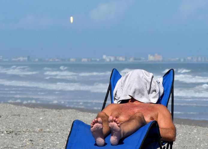 Hop, daar wordt in de achtergrond nog eens een Falcon 9-raket van SpaceX gelanceerd om een nieuwe lading Starlink-satellieten te lossen.