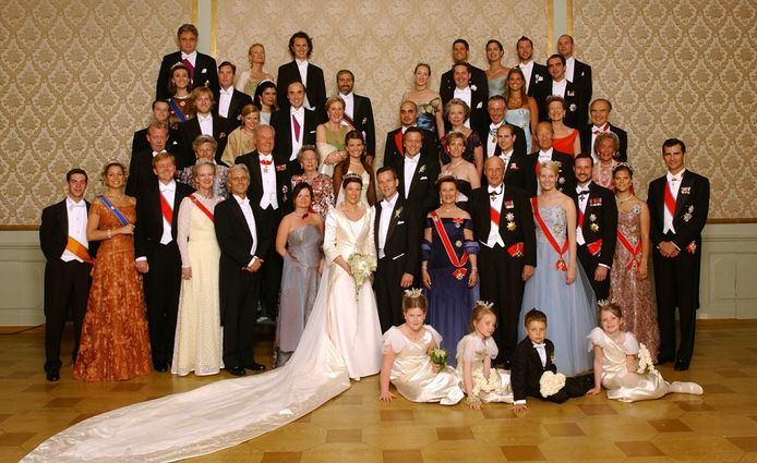 Ari Behn en Märtha Louise  traden in 2002 in het huwelijk. Heel wat koninklijken tekenden present op het trouwfeest: waaronder onze prins Laurent (uiterst links, laatste rij), en prinses Astrid en haar echtgenoot prins Lorensz (voorlaatste rij, linkerkant).