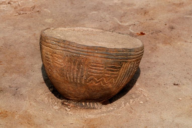 De doden in Dalfsen kregen 5.000 jaar geleden geschenken mee, zoals de typerende trechtervormige bekers van aardewerk waarnaar de cultuur is vernoemd. Hieronder meer trecterbekers. Beeld .