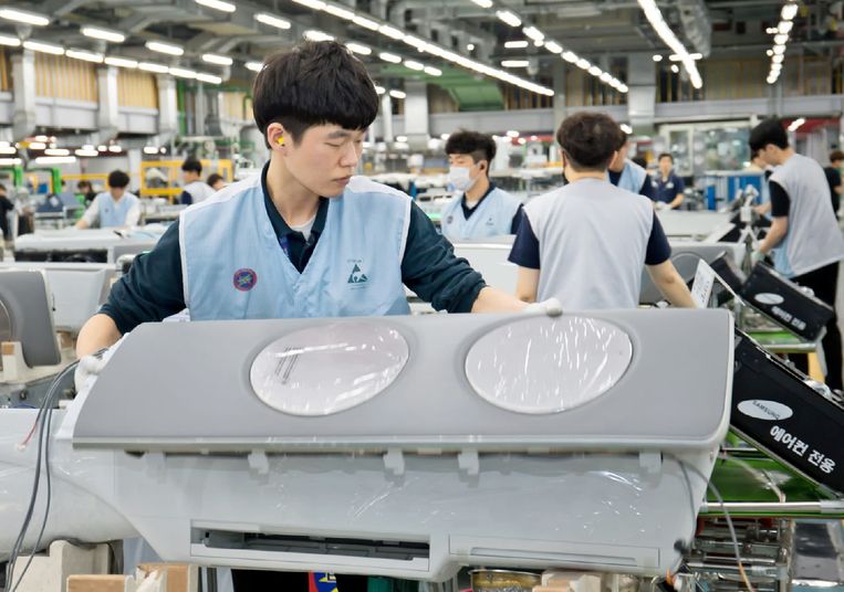 Arbeiders in de Samsung-fabriek. De komende drie jaar wil het Koreaanse conglomeraat voor 175 miljard euro investeren. Beeld Samsung