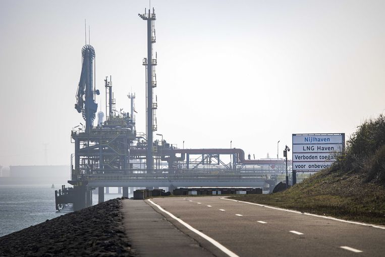 De lng-terminal in de Rotterdamse haven, waar vloeibaar aardgas uit onder meer de Verenigde Staten wordt bewerkt voor de Nederlandse markt. Nederland wil de invoercapaciteit snel vergroten. Beeld ANP, Ramon van Flymen