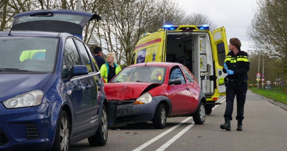 Twee gewonden bij kop-staartbotsing in Genemuiden.