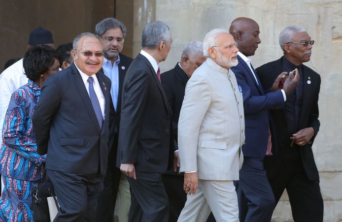 De president van India, Narendra Modi (3e r.) en de premier van Papoea-Nieuw-Guinea Peter O'Neill (l).