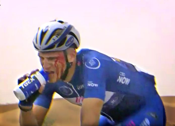 Het bloed loopt over het gezicht van Marcel Kittel nadat Andrei Grivko hem heeft geslagen in de derde etappe van de Ronde van Dubai.