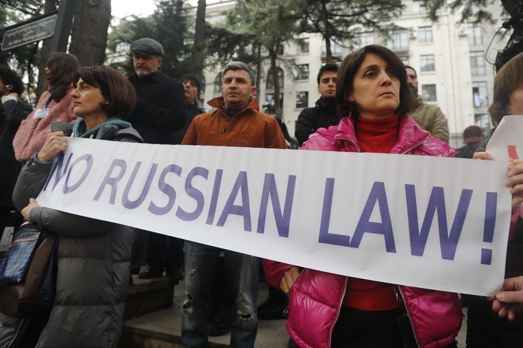 Demonstranten in Tbilisi zijn bang dat Georgië het voorbeeld van Rusland volgt. Beeld ANP / EPA