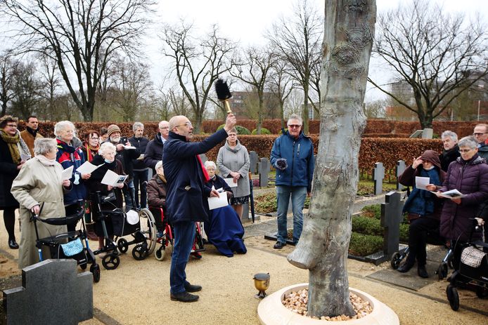 De levensboom van de zusters Franciscanessen 'Alles voor Allen' uit Breda wordt ingezegend door diaken Vincent de Haas op begraafplaats Zuylen.