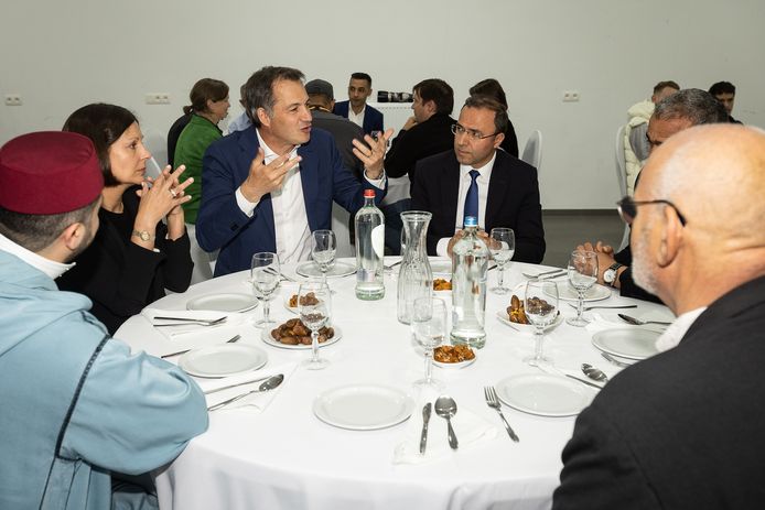 Alexander De Croo et son épouse Annik Penders profitant du repas d'iftar.