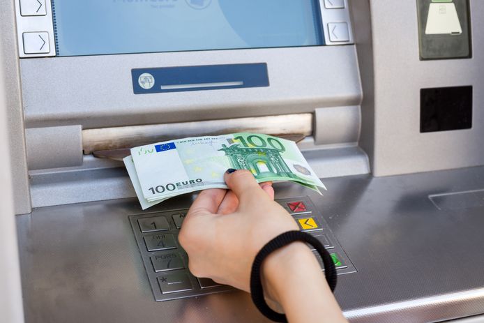 Biljetten uit de geldautomaat halen: in België kan het nog in hooguit 5.479 toestellen, waarvan er intussen dagelijks blijven verdwijnen.