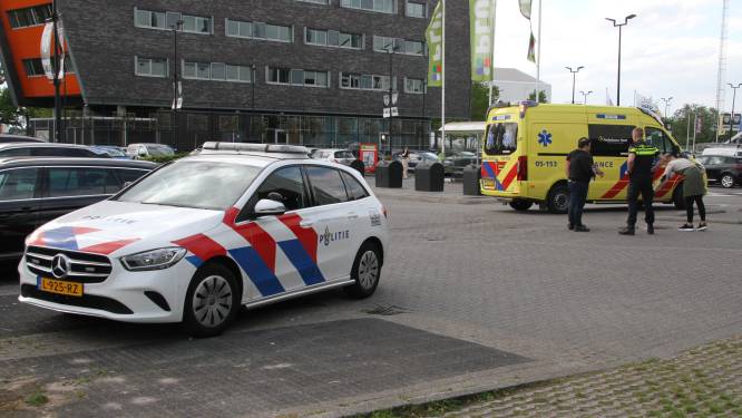 Fietser gewond naar het ziekenhuis na aanrijding op parkeerplaats in Almelo