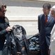 De paus verkoopt zijn Harley Davidson om geld in te zamelen voor daklozen