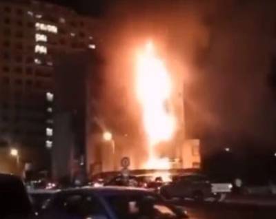 “Minstens veertig mensen” zitten vast op dak van brandend hotel