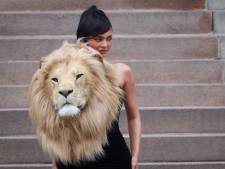 La robe “tête de lion” de Kylie Jenner ne passe pas inaperçue