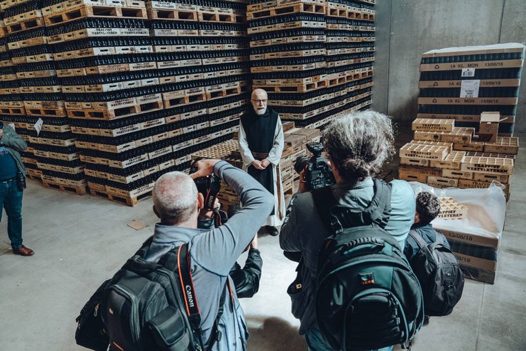 Tijdens de rondleiding in de bottelarij en de opslagruimtes van de brouwerij wordt broeder Manu met vragen bestookt, moet hij voor de fotografen poseren en tussendoor ook nog wat quotes leveren voor radio -en televisie.  Beeld Thomas Sweertvaegher