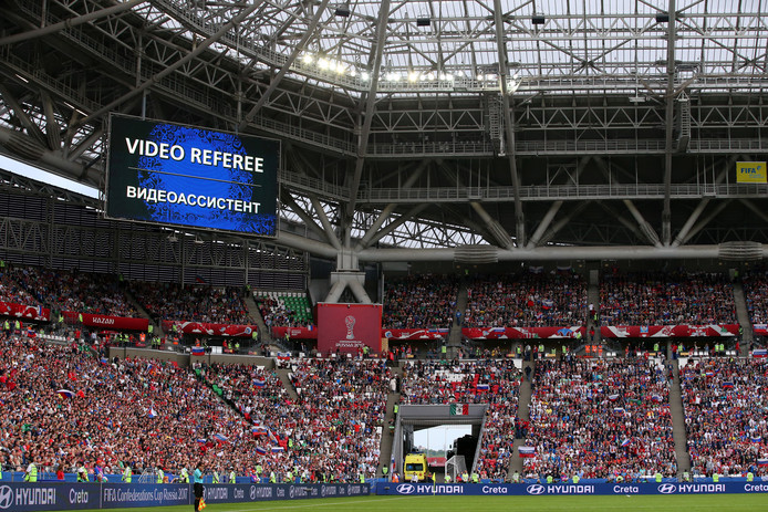 Op grote schermen ziet het publiek bij de Confederations Cup dat de arbiter de videoref heeft ingeschakeld.