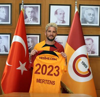 OFFICIEEL. Galatasaray kondigt komst van Dries Mertens aan en verklapt ook dat hij 2,9 miljoen euro netto plus premie van 1,1 miljoen zal verdienen