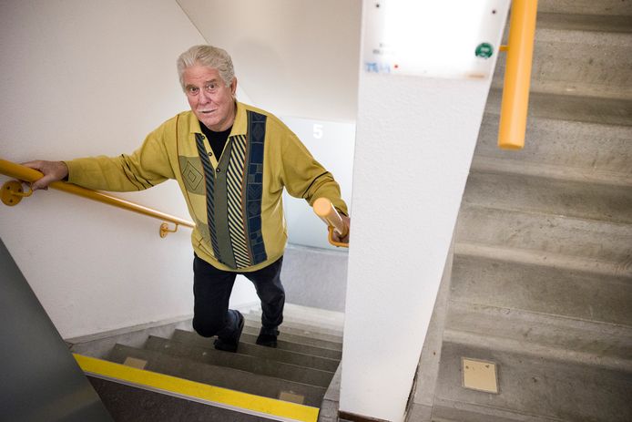 John Vink heeft moeite met trap lopen. Toen de lift stuk was bleef hij in zijn appartement.