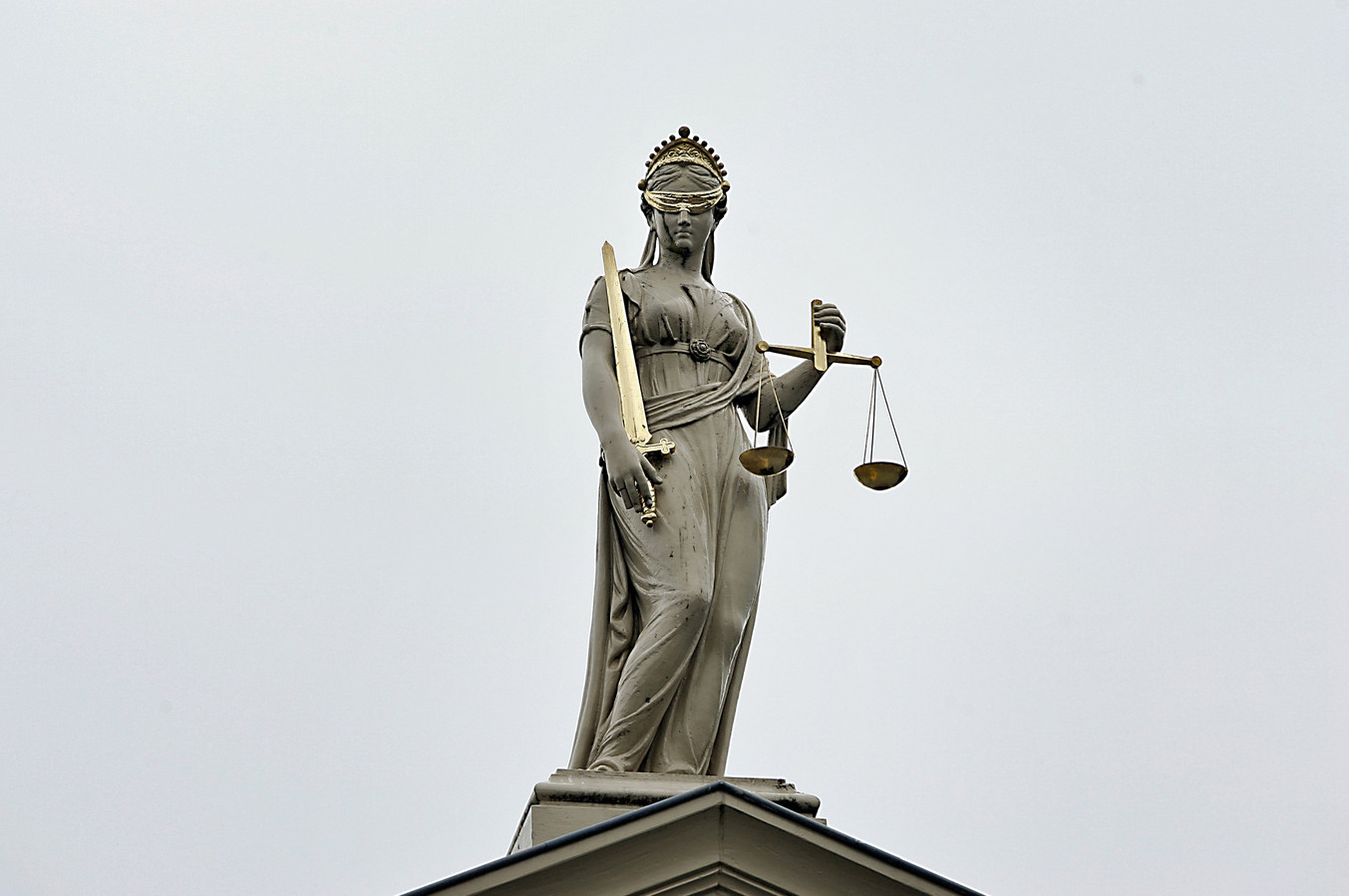 Het beeld van Vrouwe Justitia op de rechtbank in Zutphen.