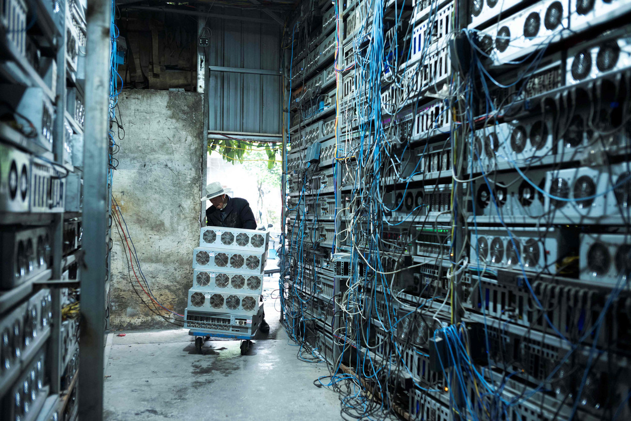 Een Chinese werknemer in een cryptocurrencyloods in Dujiangyan in de provincie Sichuan. Beeld AFP
