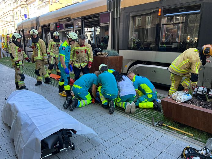 In de Wayezstraat in Anderlecht raakte maandagochtend een voetgangster gewond nadat ze werd gegrepen door een tram
