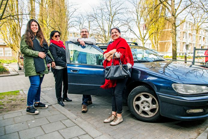 Nee stemmers bij het Turkse referendum zijn uiteindelijk maar met auto's naar Den Haag gegaan