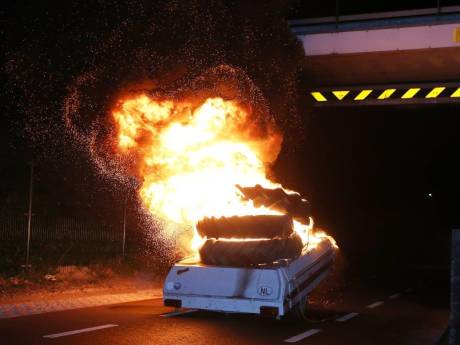 Vouwwagen met tractorbanden in brand in Waardenburg