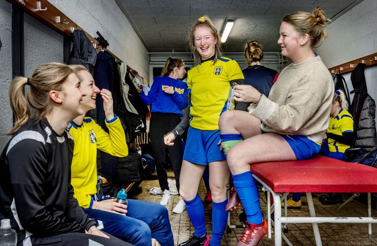 Vrouwen in de kleedkamer van voetbalvereniging VSC in Utrecht.  Beeld Jean-Pierre Jans