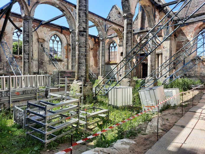 Begin vorig jaar startten de restauratie- en heropbouwwerken aan de Sint-Janskerk, die in 2014 afbrandde.