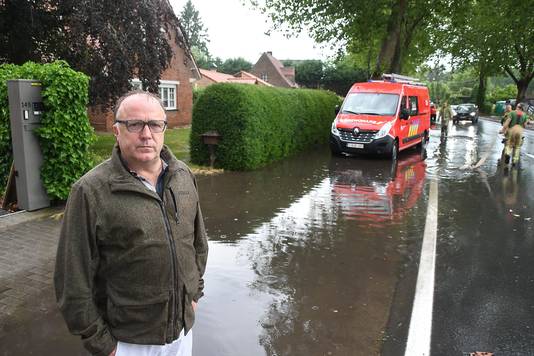Tom Mestdagh (52) uit de Geluwesesteenweg in Wervik is het beu dat zijn buurt telkens onder water loopt als het stortregent.